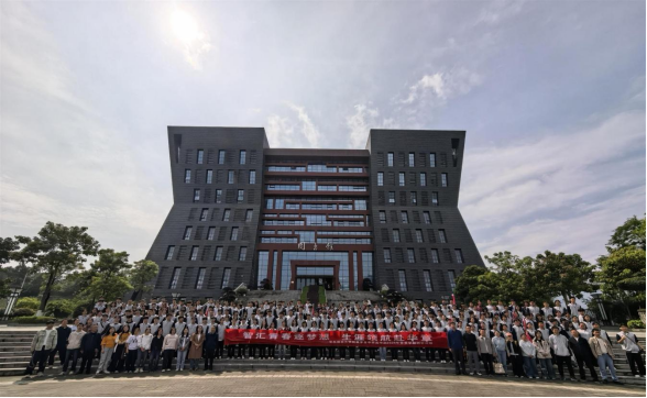 探秘酱香书卷气 共育时代新脊梁 华东师范大学附属茅台中学师生赴茅台学院开展研学活动