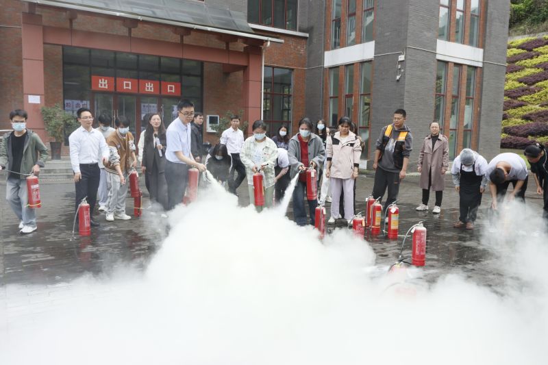 筑牢安全防线 守护平安校园—茅台学院开展食堂消防安全演练暨五一节前安全大检查