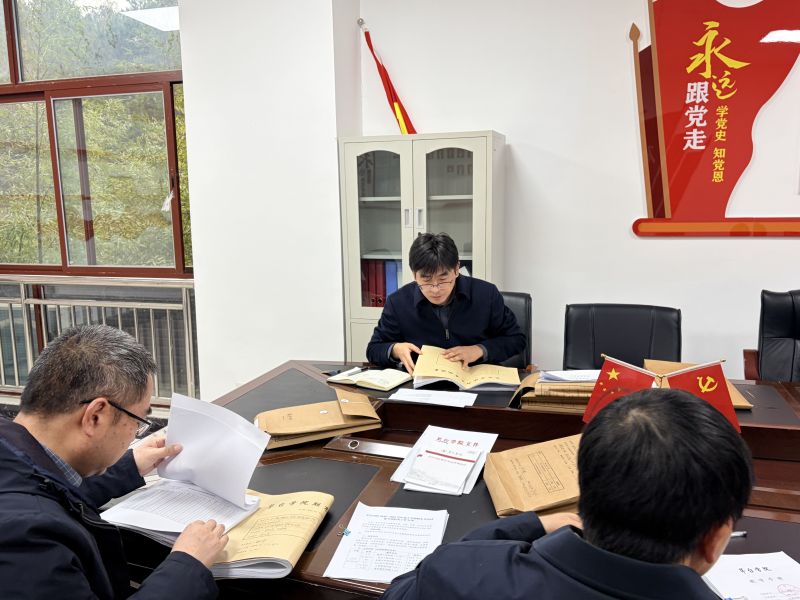 校领导带队开展2024-2025学年第二学期期末试卷专项复查