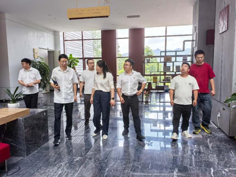 程庆副校长深入图书信息中心开展暑假前安全检查工作