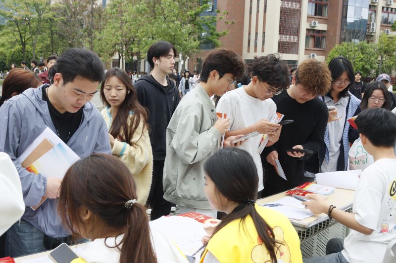 “国家安全·你我同行”——茅台学院联合市委国安办、市检察院开展全民国家安全教育日宣传活动