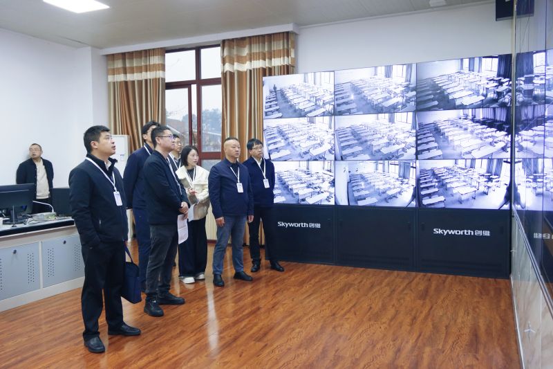 开学首日，校领导与学子同堂听课