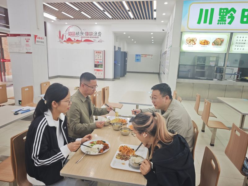 校领导“陪餐记” 
严把安全关口 共叙育人“食”光