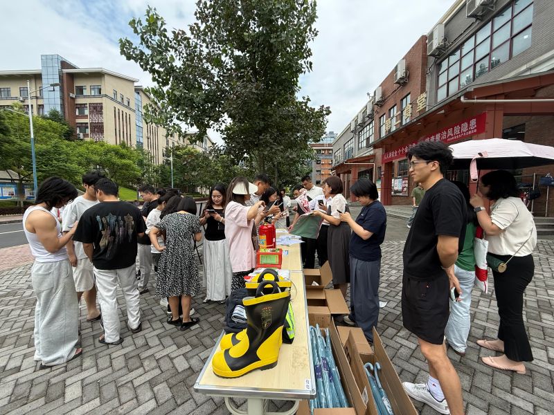 人人讲安全 个个会应急—安全保障中心开展“安全生产月”安全咨询日宣传活动