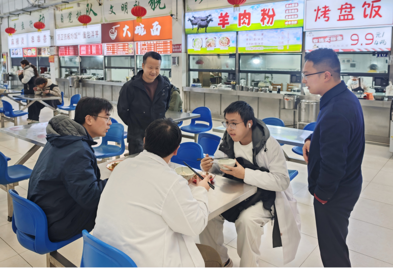 校领导“陪餐记”

守护舌尖安全，共话美好“食”光